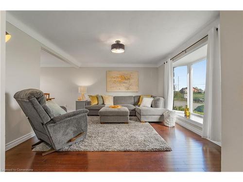 174 Mud Street W, Grassie, ON - Indoor Photo Showing Living Room