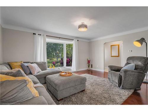 174 Mud Street W, Grassie, ON - Indoor Photo Showing Living Room