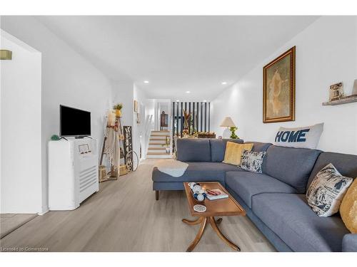 88 Autumn Place, St. Catharines, ON - Indoor Photo Showing Living Room