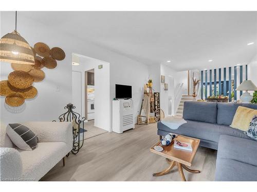 88 Autumn Place, St. Catharines, ON - Indoor Photo Showing Living Room