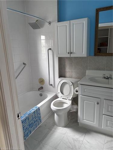 Upper Floor-81 Beach Road, Hamilton, ON - Indoor Photo Showing Bathroom