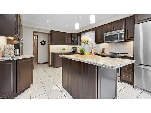 21 Haskins Court, Hamilton, ON - Indoor Photo Showing Kitchen With Upgraded Kitchen