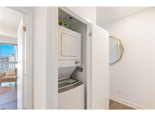 1203-370 Martha Street, Burlington, ON - Indoor Photo Showing Laundry Room