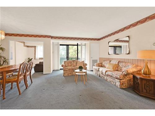 306-301 Frances Avenue, Stoney Creek, ON - Indoor Photo Showing Living Room