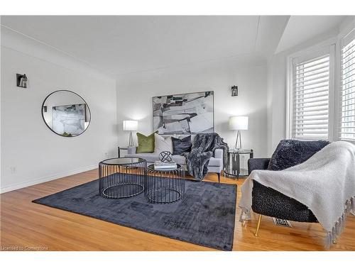 196 Erin Avenue, Hamilton, ON - Indoor Photo Showing Living Room