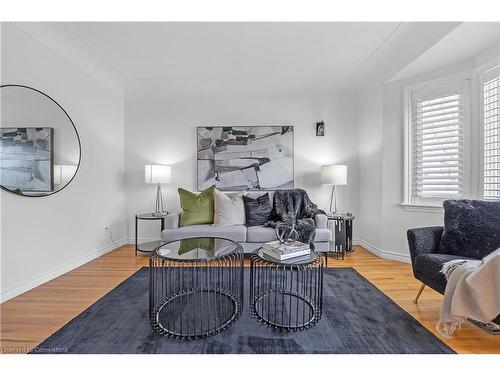 196 Erin Avenue, Hamilton, ON - Indoor Photo Showing Living Room