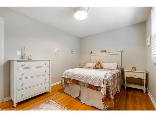 698 Marley Road, Burlington, ON - Indoor Photo Showing Bedroom