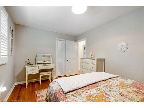 698 Marley Road, Burlington, ON - Indoor Photo Showing Bedroom