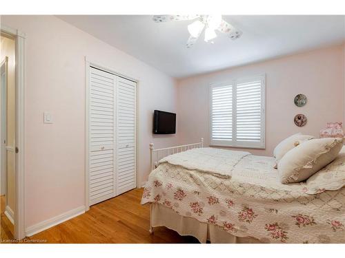 698 Marley Road, Burlington, ON - Indoor Photo Showing Bedroom