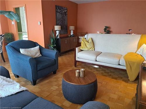 202-15 Towering Heights Boulevard, St. Catharines, ON - Indoor Photo Showing Living Room