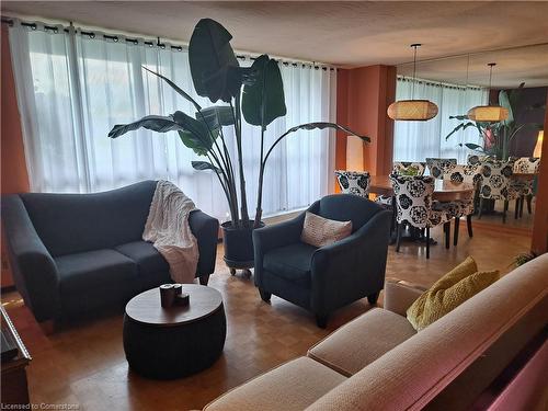 202-15 Towering Heights Boulevard, St. Catharines, ON - Indoor Photo Showing Living Room