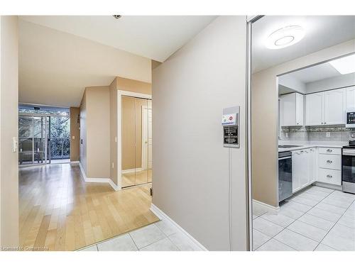 1310-100 Burloak Drive, Burlington, ON - Indoor Photo Showing Kitchen