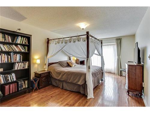 54 Goldcrest Drive, Stoney Creek, ON - Indoor Photo Showing Bedroom