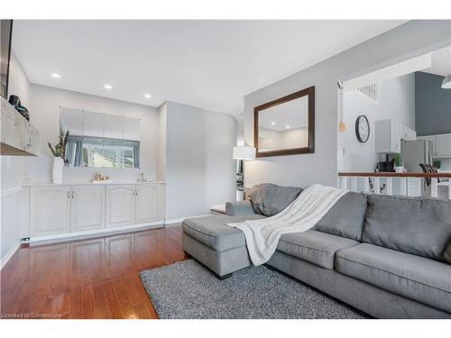 68 Riviera Ridge, Stoney Creek, ON - Indoor Photo Showing Living Room