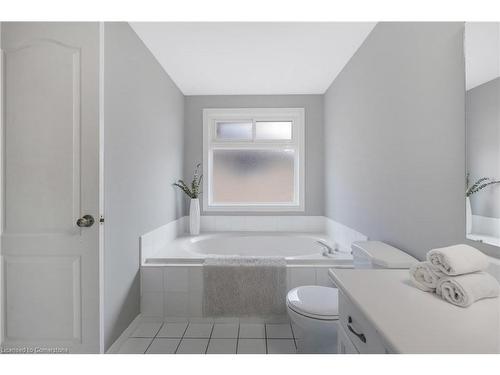 68 Riviera Ridge, Stoney Creek, ON - Indoor Photo Showing Bathroom