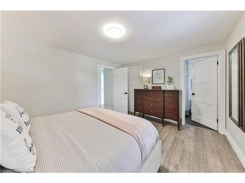 668 Cherrywood Drive, Burlington, ON - Indoor Photo Showing Bedroom