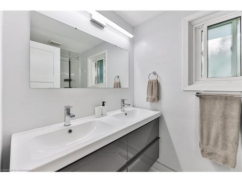 668 Cherrywood Drive, Burlington, ON - Indoor Photo Showing Bathroom