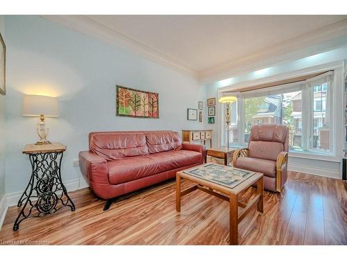 114 Kensington Avenue N, Hamilton, ON - Indoor Photo Showing Living Room