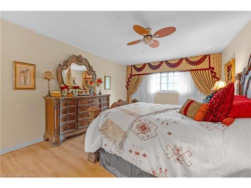 62 Bridlewood Drive, Dundas, ON - Indoor Photo Showing Bedroom