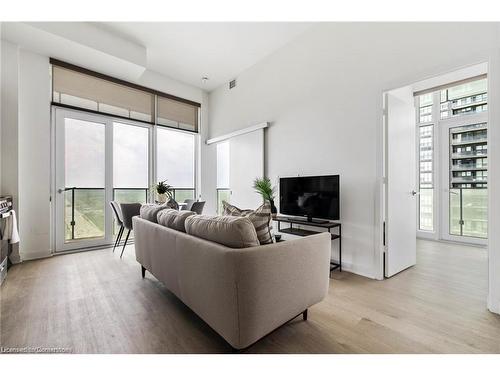 2408-3900 Confederation Parkway, Mississauga, ON - Indoor Photo Showing Living Room