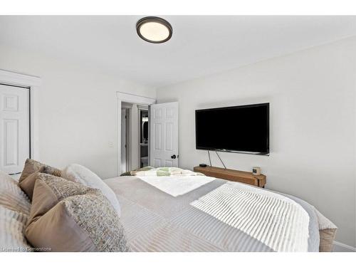 12 Wade Avenue, Brantford, ON - Indoor Photo Showing Bedroom