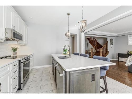 280 Fellowes Crescent, Waterdown, ON - Indoor Photo Showing Kitchen With Double Sink With Upgraded Kitchen