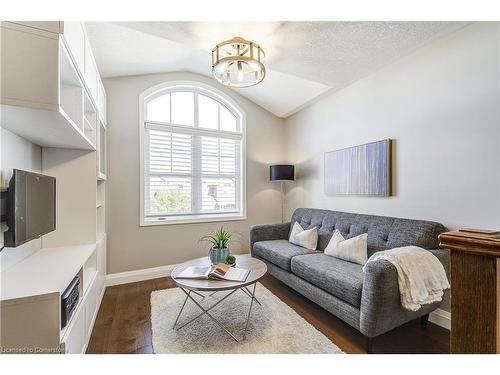 280 Fellowes Crescent, Waterdown, ON - Indoor Photo Showing Living Room