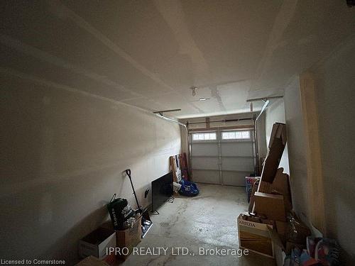 122 Munro Circle, Brantford, ON - Indoor Photo Showing Garage