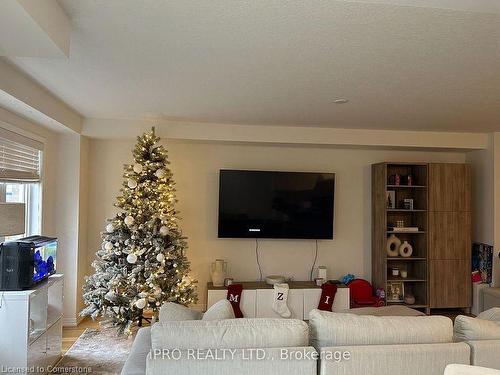 122 Munro Circle, Brantford, ON - Indoor Photo Showing Living Room