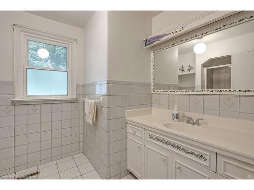 225 Wilton Street, Burlington, ON - Indoor Photo Showing Bathroom