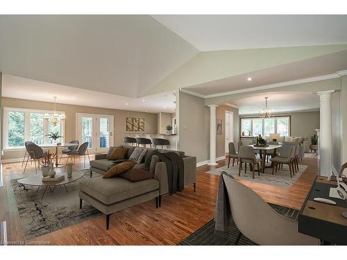 225 Wilton Street, Burlington, ON - Indoor Photo Showing Living Room