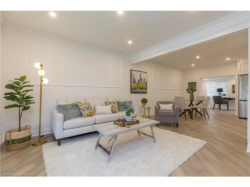 564 Aberdeen Avenue, Hamilton, ON - Indoor Photo Showing Living Room