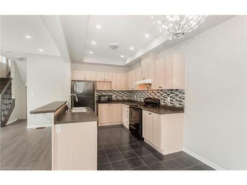 83 Bankfield Crescent, Stoney Creek, ON - Indoor Photo Showing Kitchen With Upgraded Kitchen