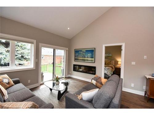 5-3300 Culp Road, Vineland Station, ON - Indoor Photo Showing Living Room