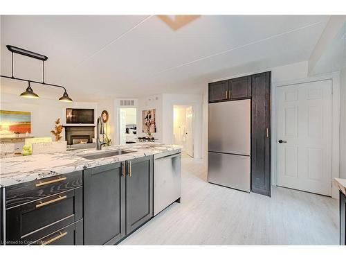 301-1441 Walker'S Line, Burlington, ON - Indoor Photo Showing Kitchen