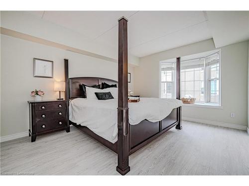 301-1441 Walker'S Line, Burlington, ON - Indoor Photo Showing Bedroom