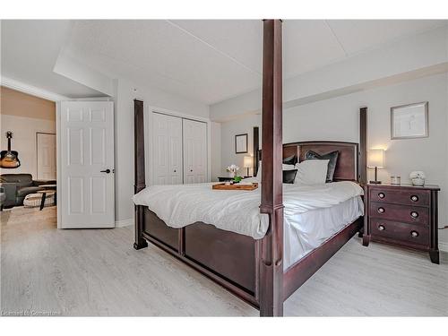 301-1441 Walker'S Line, Burlington, ON - Indoor Photo Showing Bedroom