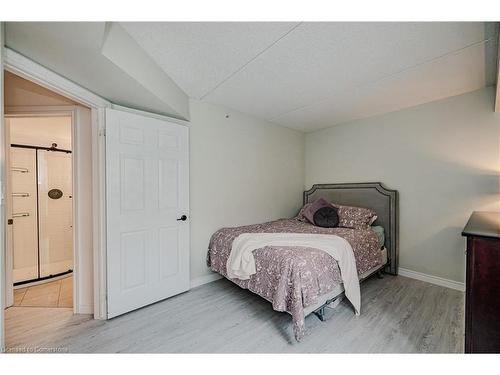 301-1441 Walker'S Line, Burlington, ON - Indoor Photo Showing Bedroom