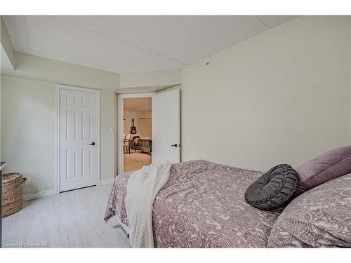 301-1441 Walker'S Line, Burlington, ON - Indoor Photo Showing Bedroom