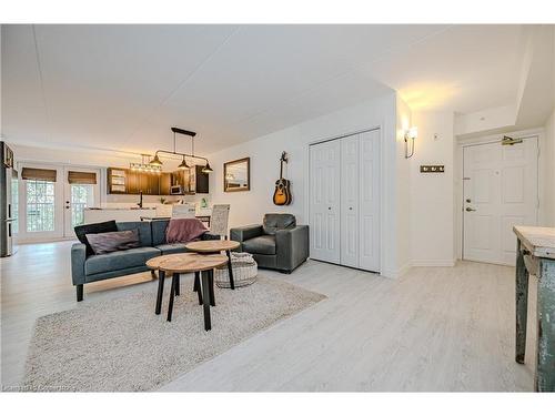 301-1441 Walker'S Line, Burlington, ON - Indoor Photo Showing Living Room