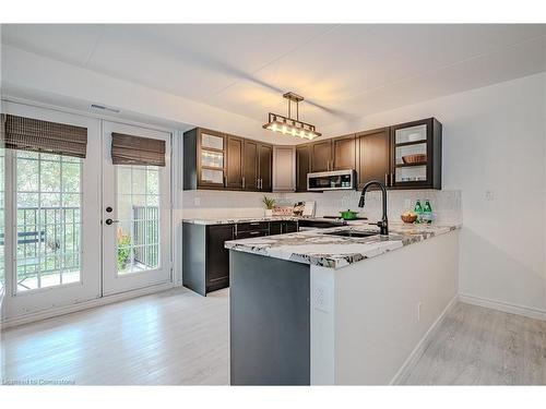 301-1441 Walker'S Line, Burlington, ON - Indoor Photo Showing Kitchen