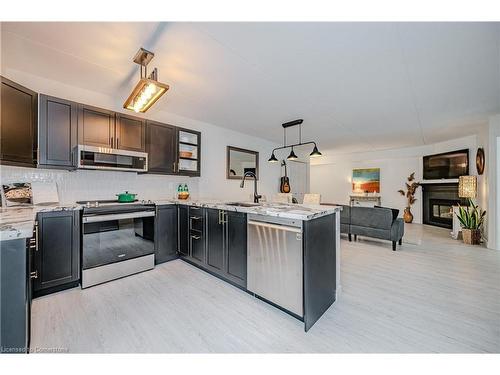 301-1441 Walker'S Line, Burlington, ON - Indoor Photo Showing Kitchen