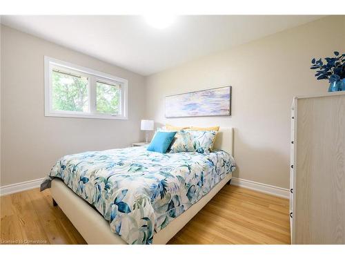 66 Howe Avenue, Hamilton, ON - Indoor Photo Showing Bedroom