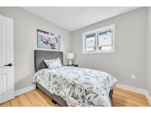 66 Howe Avenue, Hamilton, ON - Indoor Photo Showing Bedroom