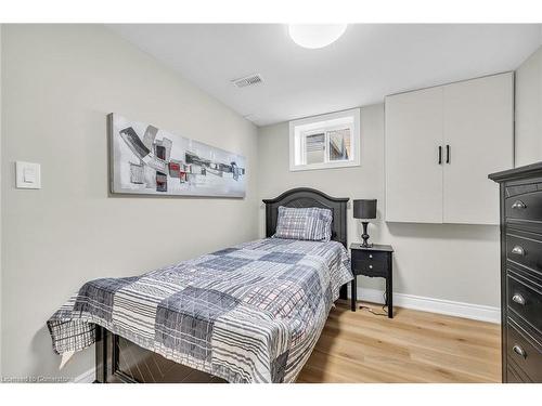 66 Howe Avenue, Hamilton, ON - Indoor Photo Showing Bedroom