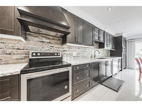 5008 Willowood Drive, Mississauga, ON - Indoor Photo Showing Kitchen With Upgraded Kitchen