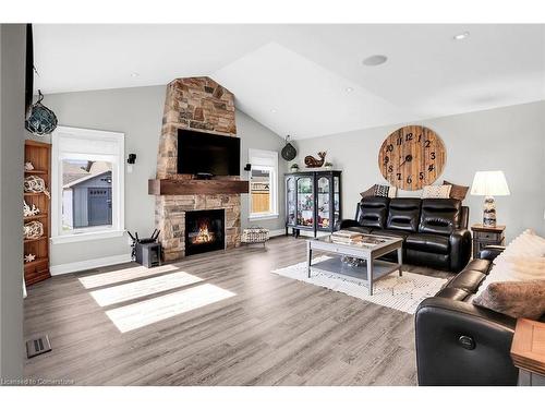 70 Oakdale Boulevard, Smithville, ON - Indoor Photo Showing Living Room With Fireplace