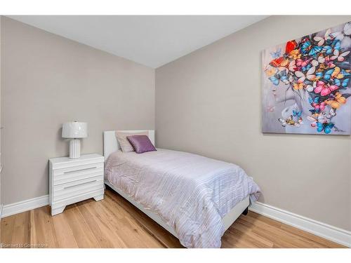 165 Bellingham Drive, Hamilton, ON - Indoor Photo Showing Bedroom