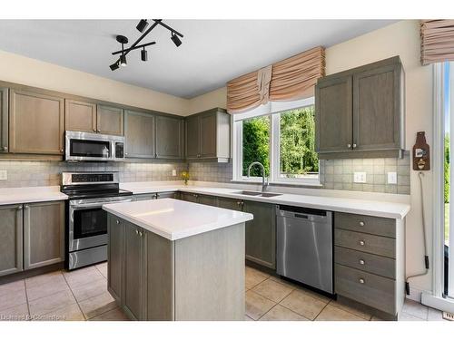 2247 Pathfinder Drive, Burlington, ON - Indoor Photo Showing Kitchen