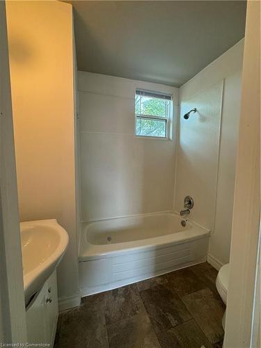 67 East Bend Avenue N, Hamilton, ON - Indoor Photo Showing Bathroom